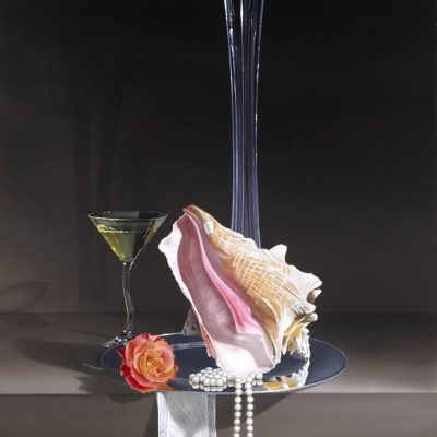 Zeeschelp-met-Parelcollier-en-Oranje-Roos-